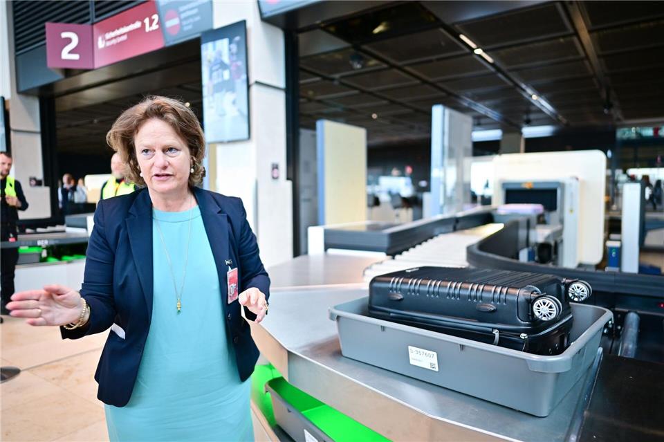 Flughafenchefin Aletta von Massenbach stellt neue CT-Scanner am Flughafen BER vor. Sebastian Christoph Gollnow/dpa