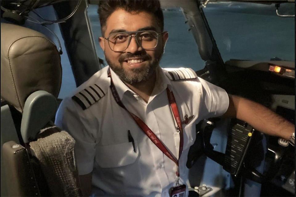Flugkapitän Smit Machchhar gelang es eigenen Angaben zufolge trotz einer Messerattacke des Co-Piloten, die Cockpit-Tür zu öffnen. (Archivbild)Uncredited/Israel’s Foreign Ministry/AP/dpa