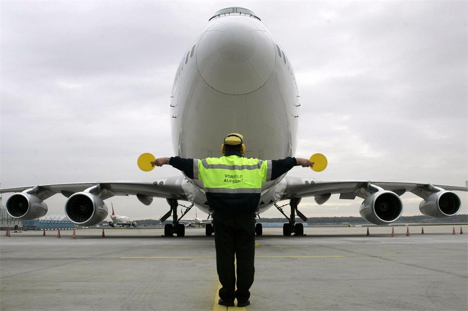 Fluglotsen haben einen Geisterfahrer auf der Startbahn gestoppt. (Symbolbild)picture alliance / dpa