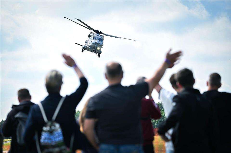 Flugvorführungen gehörten zu den Höhepunkten des Tags der Bundeswehr in Nordholz.Sina Schuldt/dpa