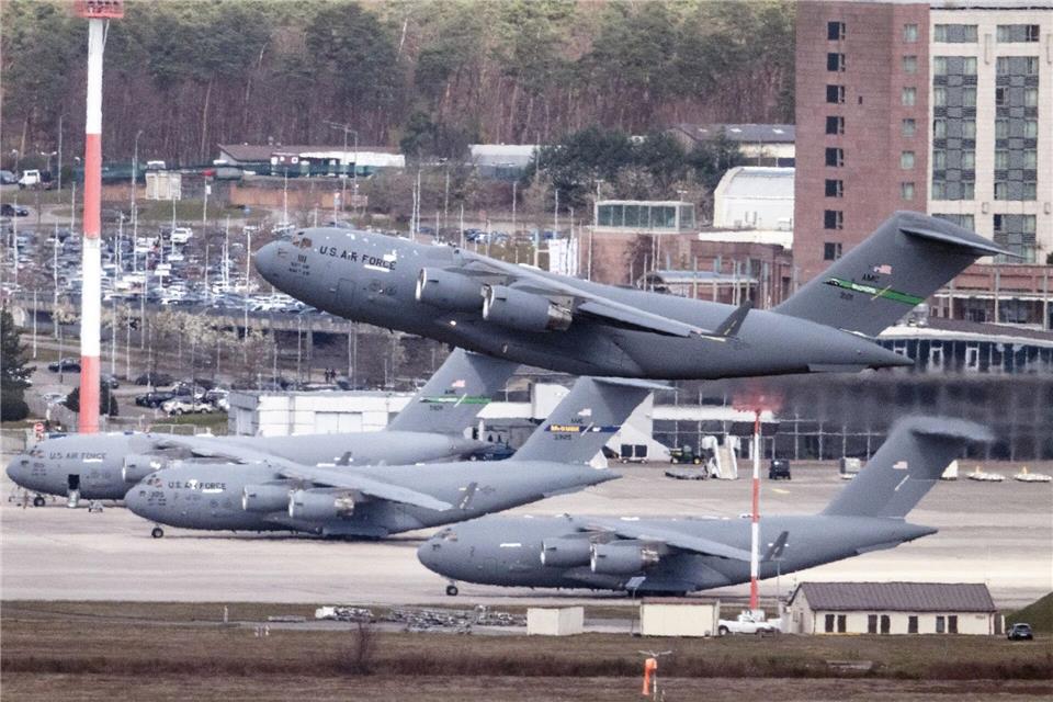 Flugzeuge auf der US-Airbase in Ramstein: Sind Standorte in Rheinland-Pfalz vom angekündigten US-Truppenabzug betroffen? (Archivbild)Boris Roessler/dpa