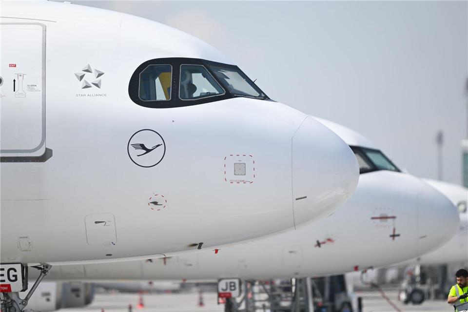 Flugzeuge mussten am Samstagmorgen in München wegen einer Drohnenwarnung kurzzeitig am Noden bleiben. (Symbolbild)Sven Hoppe/dpa