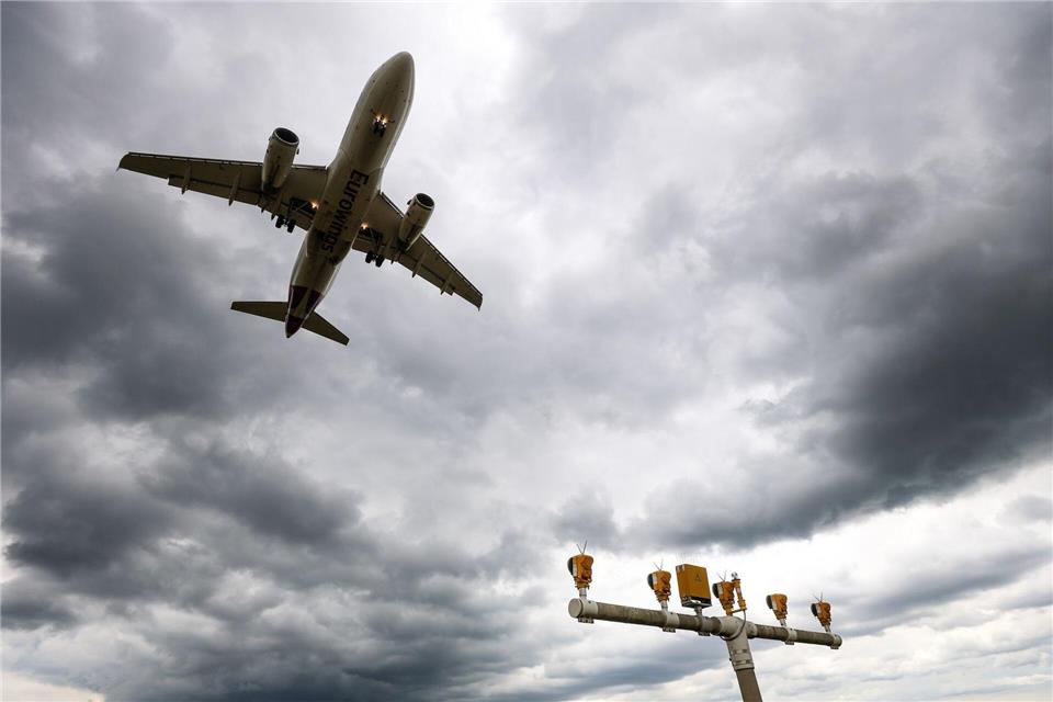 Flugzeuge werden nach Stuttgart umgeleitet. (Archivbild)Christoph Schmidt/dpa
