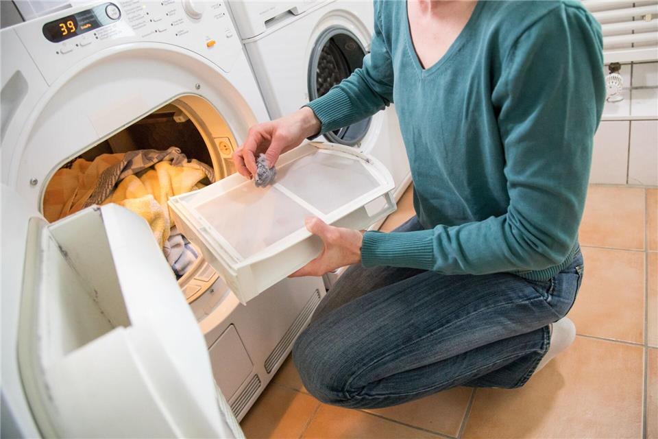 Flusen entfernen für Effizienz: Verstopfte Flusensiebe verlängern die Trockenzeit und erhöhen die Stromkosten und sollten am besten nach jedem Trockengang gereinigt werden.Christin Klose/dpa-tmn