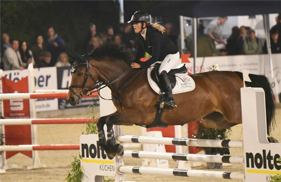 Flutlichtspringen mit besonderem Reiz: Henrike-Sophie Boy mit Cornet’s Classica vom ZRFV Borken beim Pfingstturnier 2024.