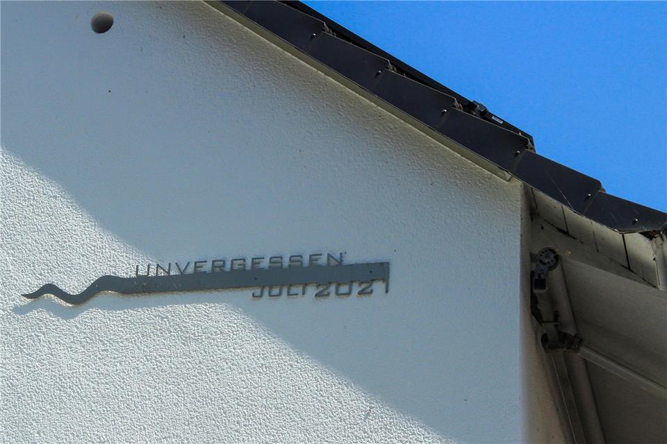 Flutmarke: Wie hoch das Wasser stand, sieht man hier in der Seilbahnstraße in Altenahr.Bernd F. Meier/dpa-tmn
