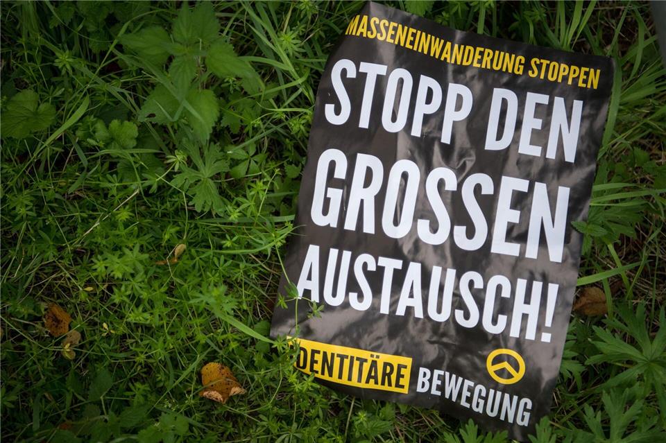 Flyer rechtsextremistischer Gruppen werden mitunter an Schulen verteilt.picture alliance / Sebastian Gollnow/dpa