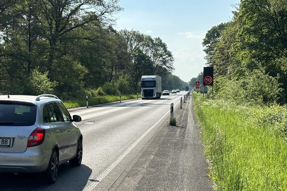 Förster Christoph Beemelmans lobt die Autofahrer auf der B224 dafür, dass sie auf die Hinweise der Warnanlage achten.