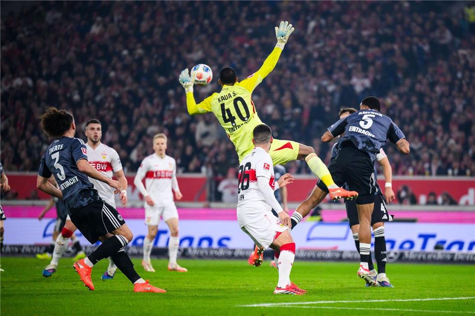 Folgenschwerer Fehler: Frankfurts Torwart Kaua Santos beim 1:1.Tom Weller/dpa