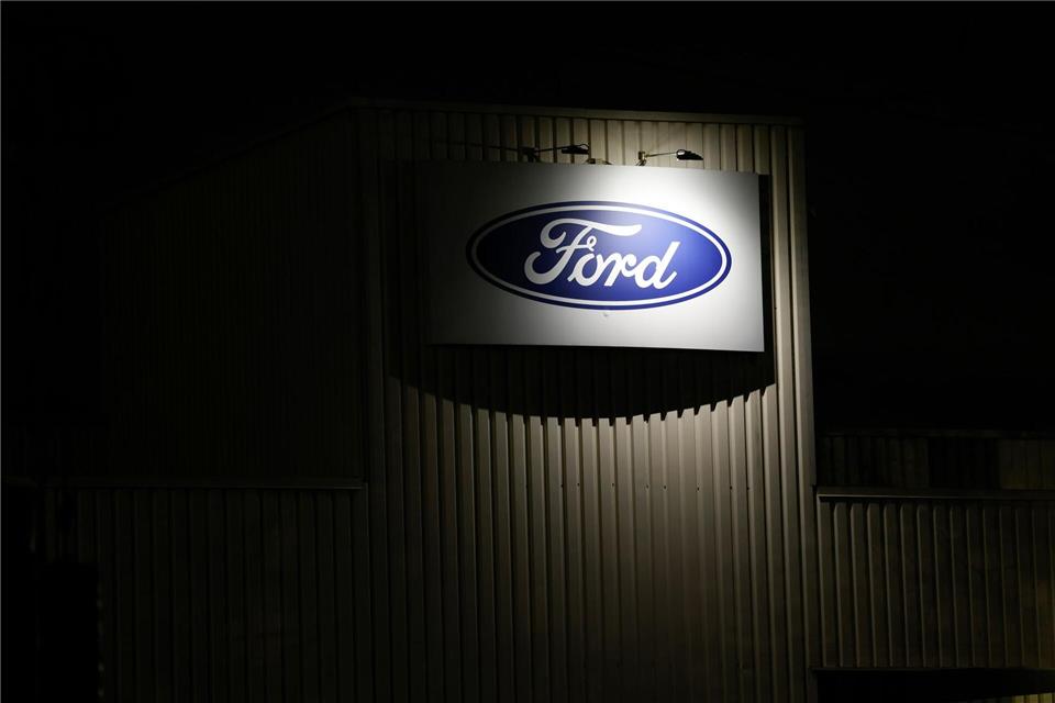 Ford-Logo am frühen Morgen in Köln.Thomas Banneyer/dpa