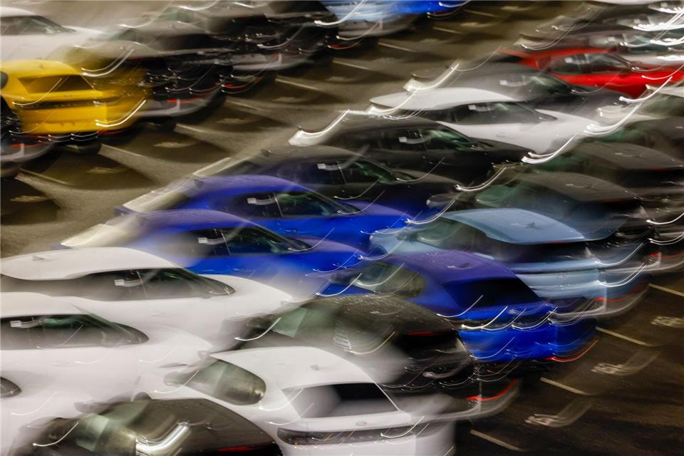 Ford-Werk in Köln: Neue Elektroautos stehen abholbereit auf dem Gelände.Thomas Banneyer/dpa