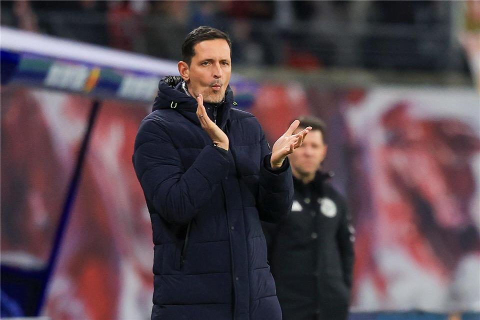 Fordert in Barcelona Einsatz und Leidenschaft: Eintracht-Trainer Dino Toppmöller.Jan Woitas/dpa