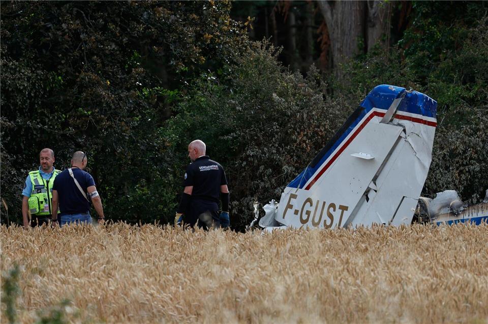 Forensiker untersuchen das Wrack einer Cessna 421 in der westfranzösischen Gemeinde La Baule.Jeremia Gonzalez/AP/dpa