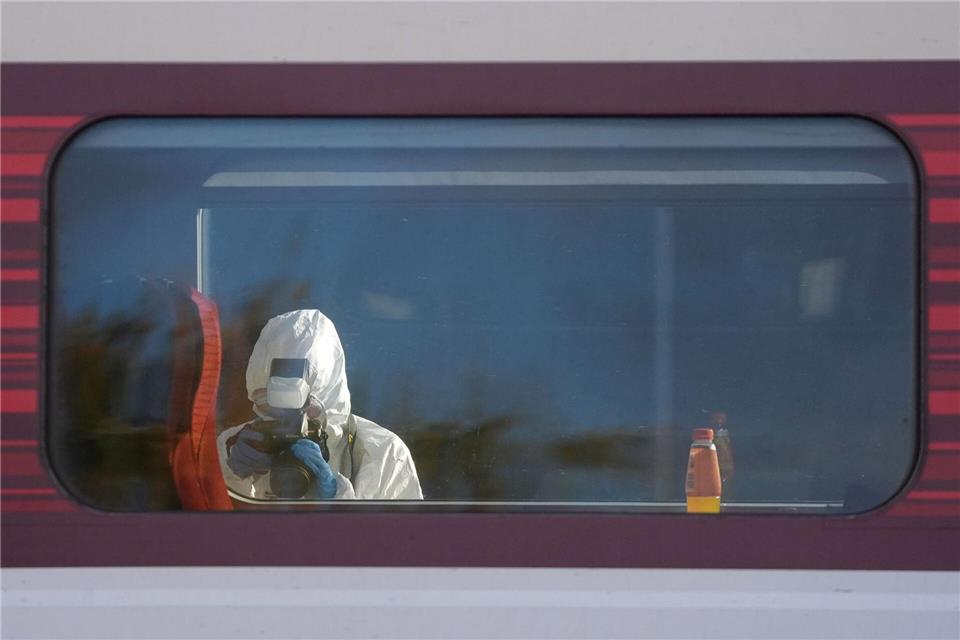 Forensiker untersuchen den Zug, in dem es zu dem verheerenden Angriff kam. Joe Giddens/PA Wire/dpa