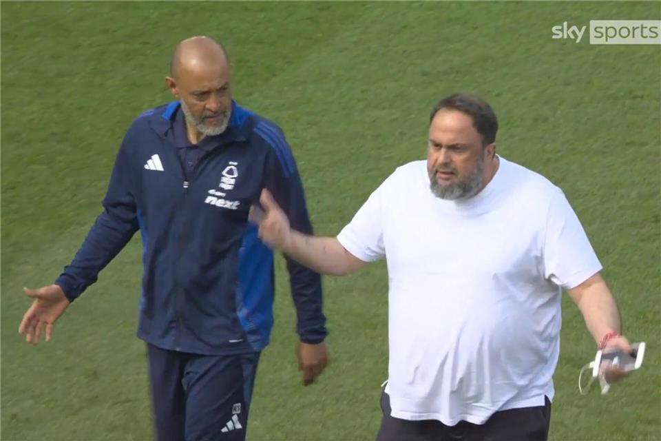 Forest-Besitzer Evangelos Marinakis (r) beschwert sich bei Forest-Trainer Espirito Santo.Sky Sports/X/PA Wire/dpa
