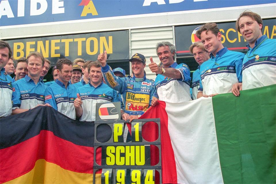 Formel-1-Pilot Michael Schumacher (Mitte) jubelt 1994 mit seinem Benetton-Team über seinen WM-Titel. (Archivbild)picture alliance / dpa