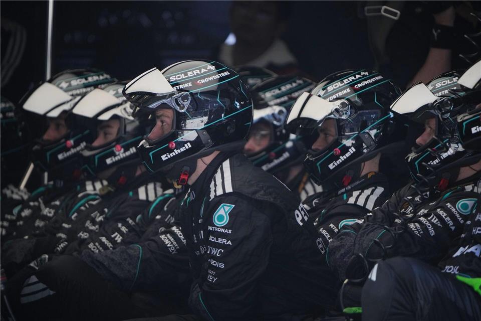 Formel-1-Weltmeisterschaft, Grand Prix von China, Sprintrennen. Die Crew des Mercedes-Piloten George Russell aus Großbritannien wartet während des Sprintrennens.Andy Wong/Pool AP/AP/dpa