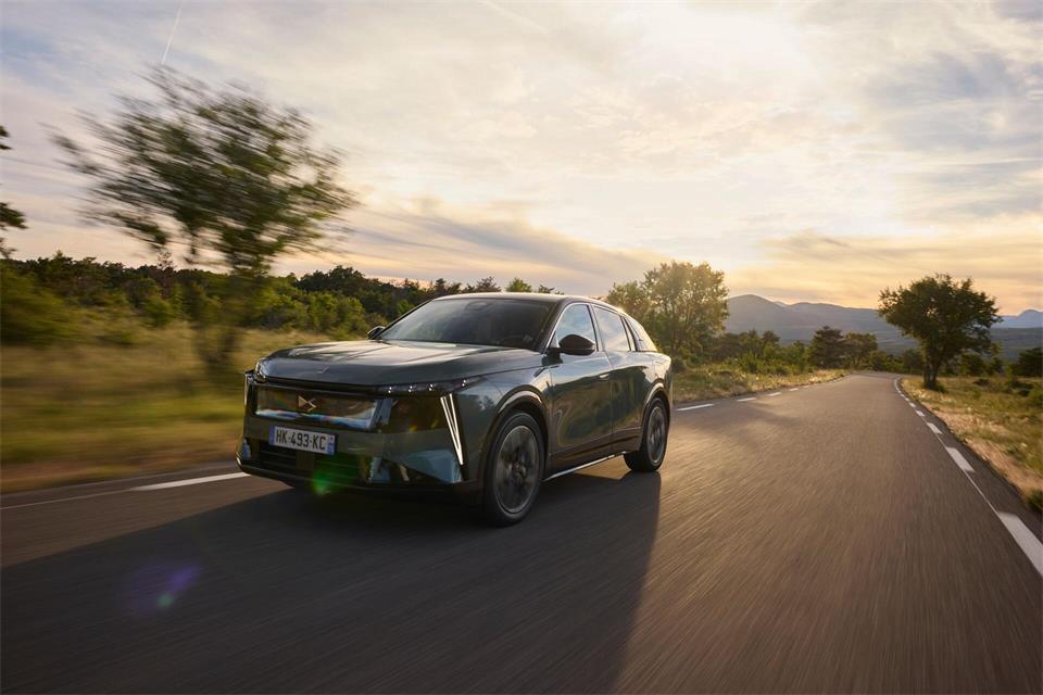 Forsch voran? Vor allem der elektrische DS N°7 fühlt sich auch auf einer flotten Landpartie wohl.DS Automobiles/dpa-tmn