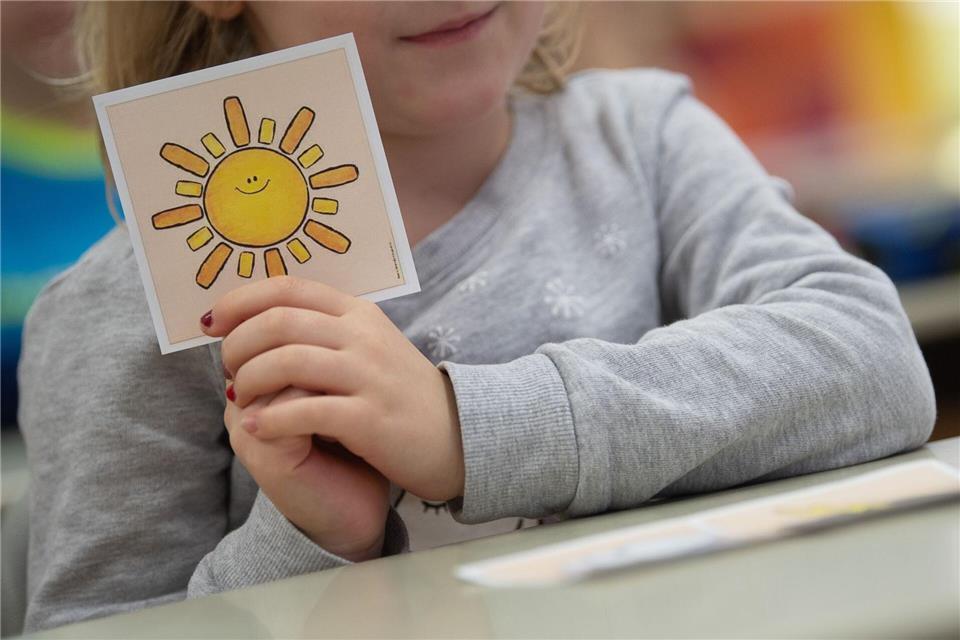 Forschende haben sich angeschaut: Wie gleichberechtigt und selbstbestimmt nehmen junge Menschen in Hessen am Leben teil? (Symbolbild) Sebastian Gollnow/dpa