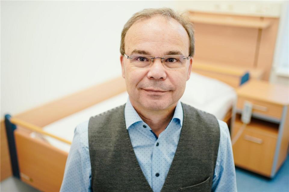 Forscher Hans-Günter Weeß hat mehrere Sachbücher zum Thema Schlaf geschrieben. (Archivbild)Uwe Anspach/dpa