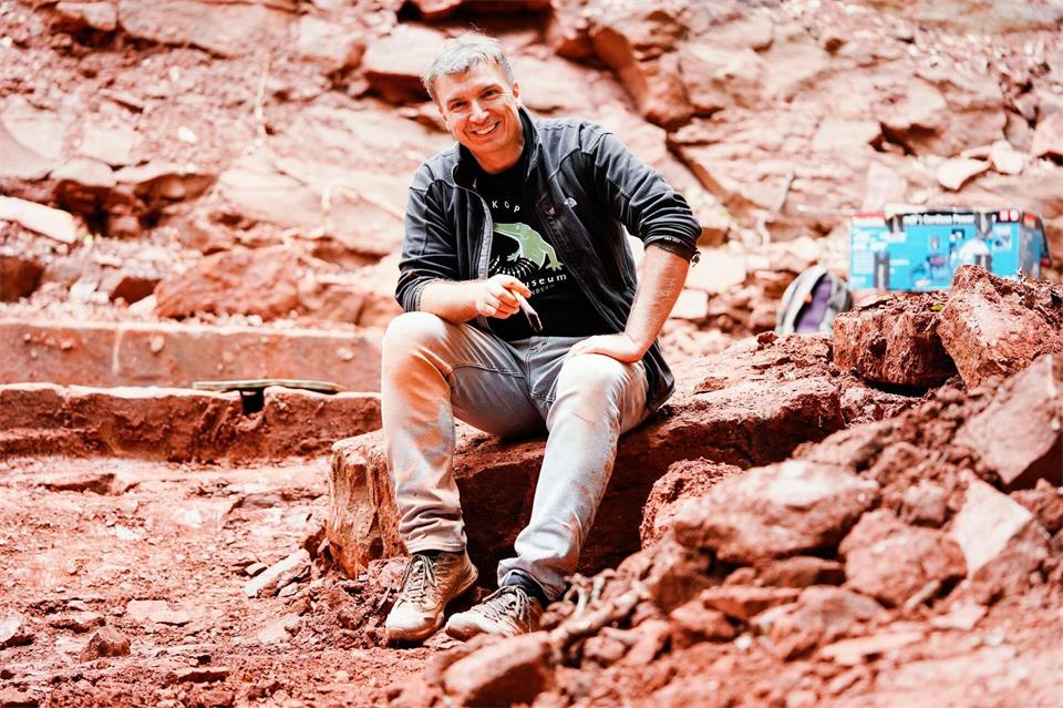 Forscher Sebastian Voigt sucht Fossilien, die oft seit Jahrmillionen unentdeckt sind. (Archivbild)Uwe Anspach/dpa