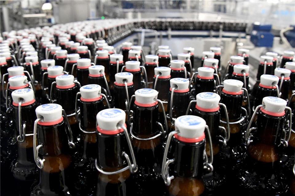 Forscher aus Freiberg haben ein umweltfreundliches Verfahren zur Herstellung von braunem Glas entwickelt. (Symbolbild)Carsten Rehder/dpa