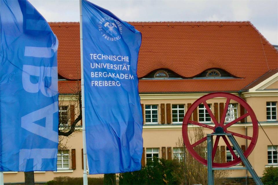 Forscher der Bergakademie Freiberg setzen mit Partnern aus Wirtschaft und Wissenschaft ein neues Verfahren zur Erkundung von Lagerstätten aus der Luft erstmals im Erzgebirge ein. (Archivbild)Sebastian Münster/dpa