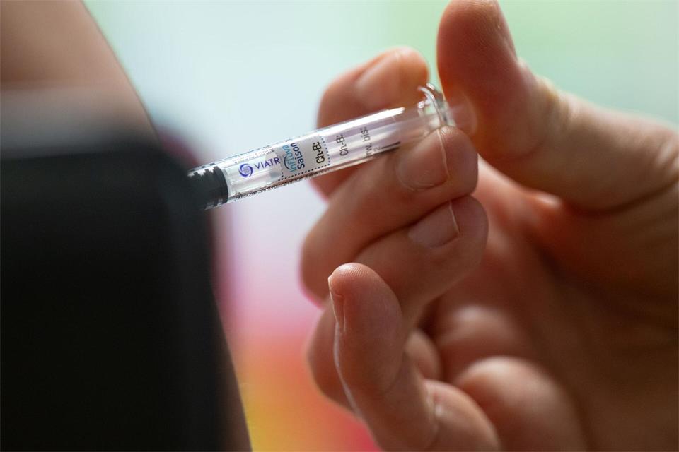 Forscher der Uniklinik Jena haben herausgefunden, dass bei Impfempfehlungen eine Unterscheidung zwischen Männern und Frauen sinnvoll wäre. (Symbolbild)Robert Michael/dpa