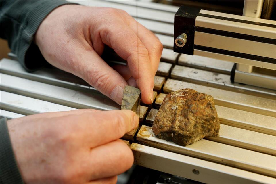 Forscher könnten anhand von Proben die Zusammensetzung und die Herkunft eines Meteoriten bestimmen - wie hier anhand anderer Gesteinsproben zu sehen. (Archivbild)Thomas Frey/dpa