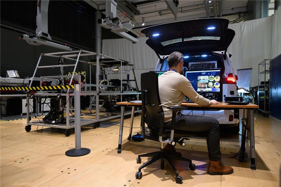 Forschung und Industrie arbeiten in Sachsen an neuen Technologien für autonomes Fahren und vernetzte Mobilität. (Archivbild) Robert Michael/dpa