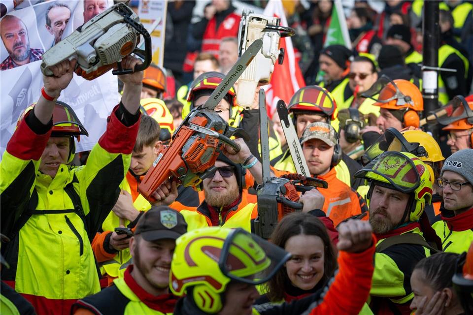 Forstarbeiter demonstrieren in Potsdam mit Kettensägen vor Beginn der dritten Runde der Tarifverhandlungen für den öffentlichen Dienst der Länder.Soeren Stache/dpa