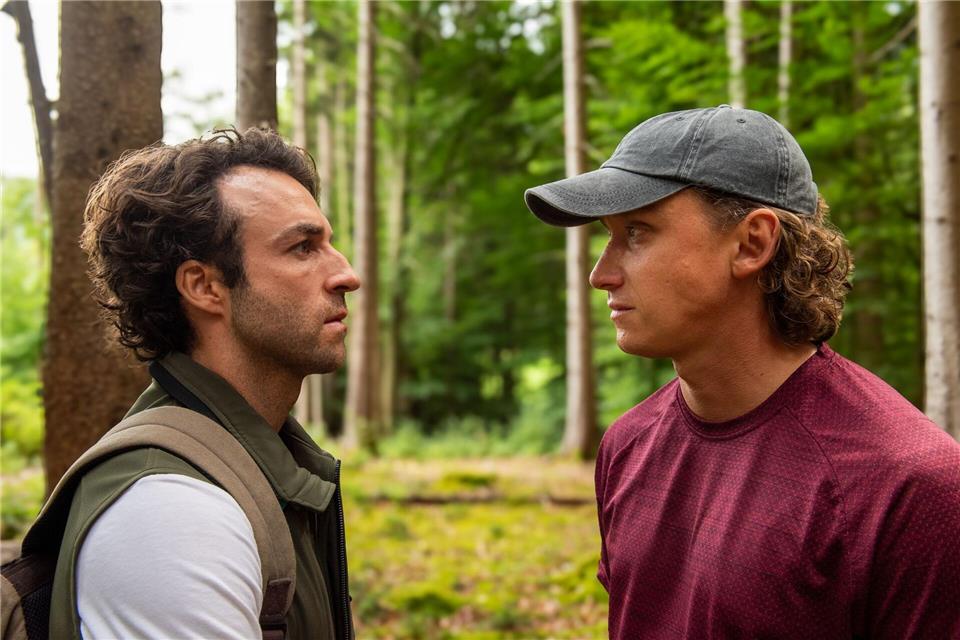Forstwirt Yascha (Linus Schütz, links) und Fotograf Mats (Aaron Friesz) verbindet viel, aber sie müssen um ihre Liebe kämpfen - eine Szene aus dem neuen ZDF-„Herzkino“-Film „Baumgeflüster“. Susanne Bernhard/ZDF/dpa