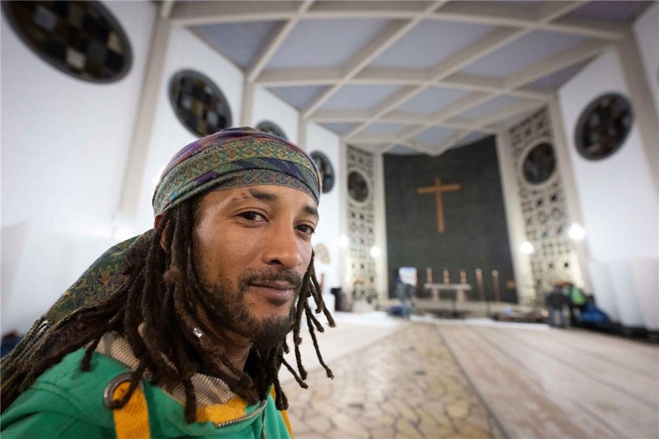 Fortes Erikson aus Kap Verde betont seine Dankbarkeit für den Schlafplatz und den Tee in der Winternotübernachtung in der Weißfrauenkirche in Frankfurt.Boris Roessler/dpa