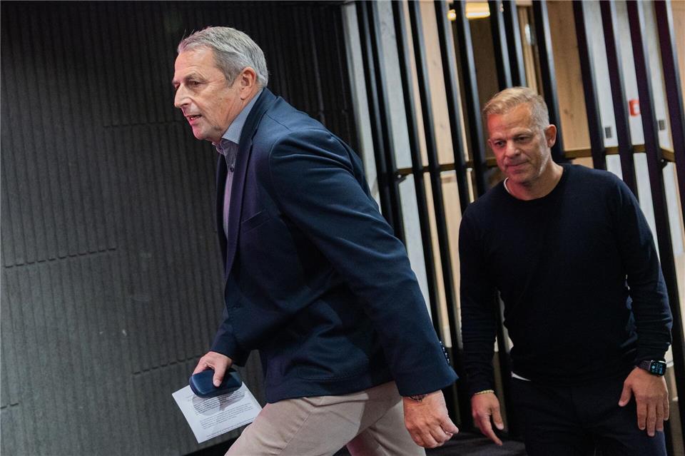 Fortuna trennt sich von Thioune - Anfang übernimmt Fortuna-Sportvorstand Klaus Allofs und der neue Trainer Markus Anfang bei seiner Vorstellung.Rolf Vennenbernd/dpa
