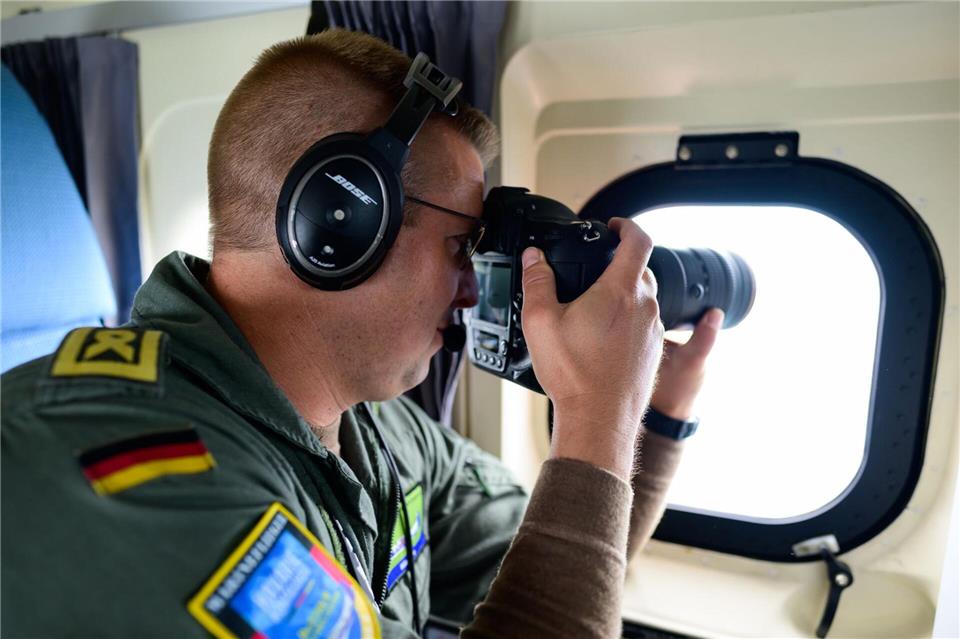Fotobeweise von Verschmutzungen werden auch mit einer Handkamera aufgenommen.Philipp Schulze/dpa
