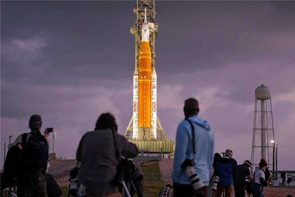 Fotografen richten ferngesteuerte Kameras in der Nähe der Artemis II-Mondrakete der NASA ein.Chris O’Meara/AP/dpa