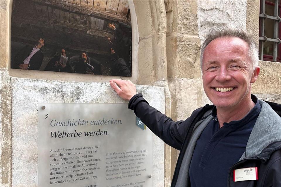 Jüdisches Leben in Erfurt gestern und heute - ein Rundgang Fotostopp vor dem Steinernen Haus: Stephan Oettel ist Gästeführer und Koordinator im Netzwerk „Jüdisches Leben Erfurt“.Heide Scharvogel/dpa-tmn