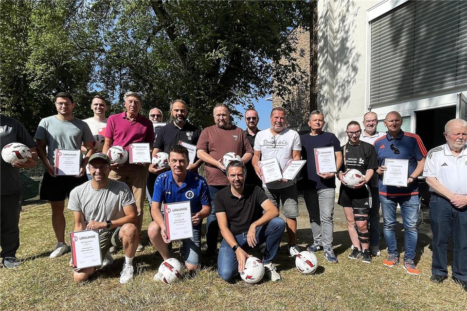 Fototermin mit viel Tradition: Die Meister der abgelaufenen Saison und die Führung des Fußballkreises beim Kreisstaffeltag. 