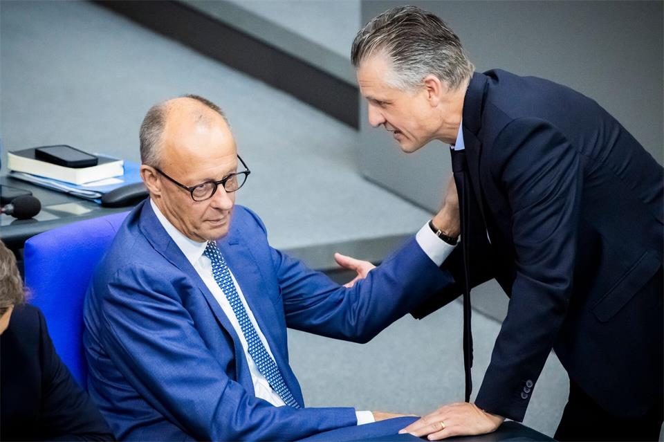 Fraktionschef Frei (r.) steht weiter hinter Merz (l.). (Archivbild) Christoph Soeder/dpa