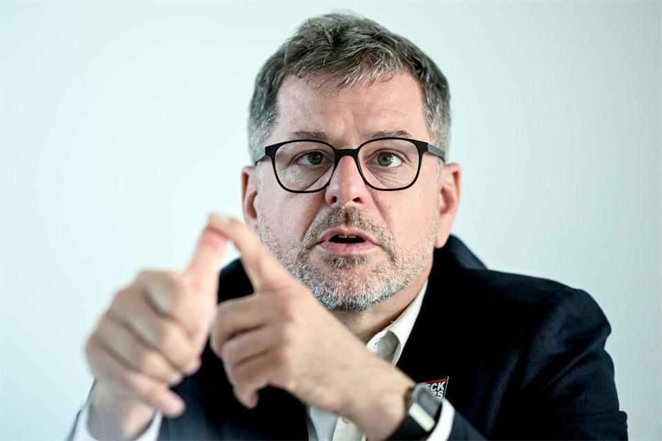 Fraktionschef Werner Graf will als Spitzenkandidat der Grünen bei der Wahl am 20. September das Rote Rathaus erobern. (Archivbild)Britta Pedersen/dpa