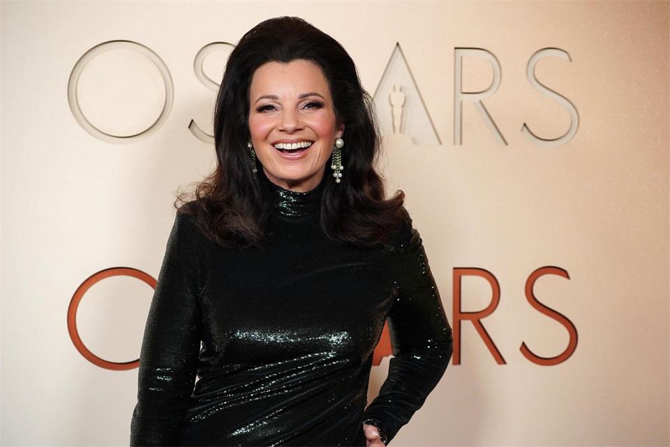 Fran Drescher wurde in den 90ern als „Die Nanny“ bekannt, kommendes Jahr wird sie 70 - hier ist sie bei der Oscarverleihung 2026 auf dem roten Teppich zu sehen. (Archivbild)Jordan Strauss/Invision/AP/dpa