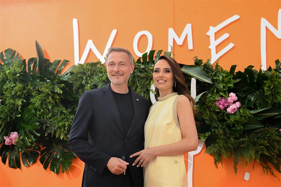Franca Lehfeldt (mit Ehemann Christian Lindner) ärgerte sich über veraltete Rollenbilder und schrieb ein Sachbuch. (Archivbild)Roberto Pfeil/dpa