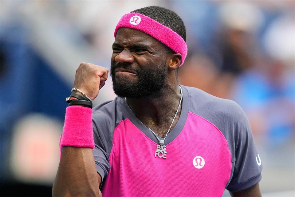 Frances Tiafoe feiert den Sieg nach großem Kampf.Yuki Iwamura/AP/dpa