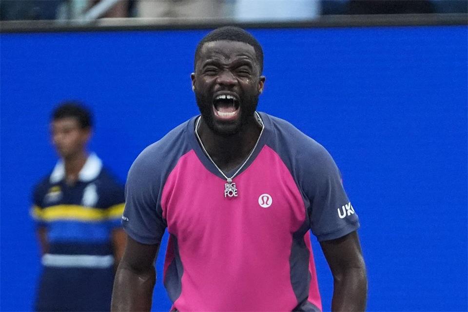 Frances Tiafoe feiert seinen Sieg über Daniil Medwedew. Frank Franklin II/AP/dpa