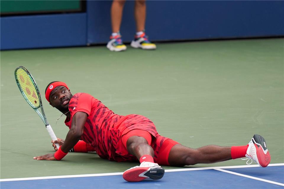 Frances Tiafoe landete zwischenzeitlich auf dem Boden - eine sinnbildliche Szene.Seth Wenig/AP/dpa