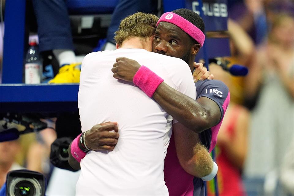 Frances Tiafoe (r) tröstet den weinenden Alex Michelsen. Yuki Iwamura/AP/dpa