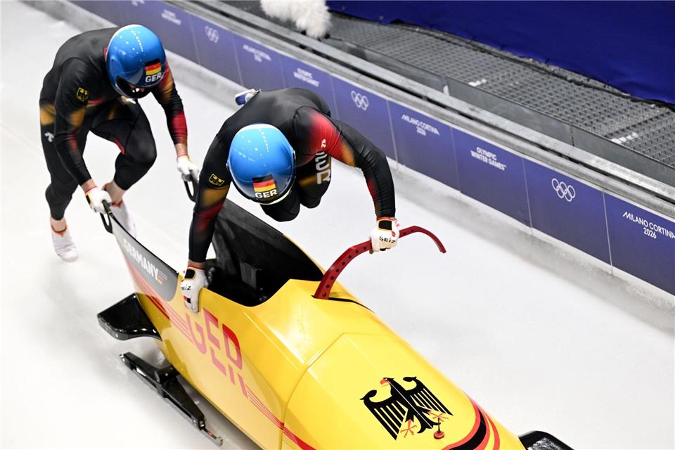 Francesco Friedrich (Pilot) und Alexander Schüller (Deutschland) liegen nach dem zweiten Lauf schon weit zurück.Robert Michael/dpa