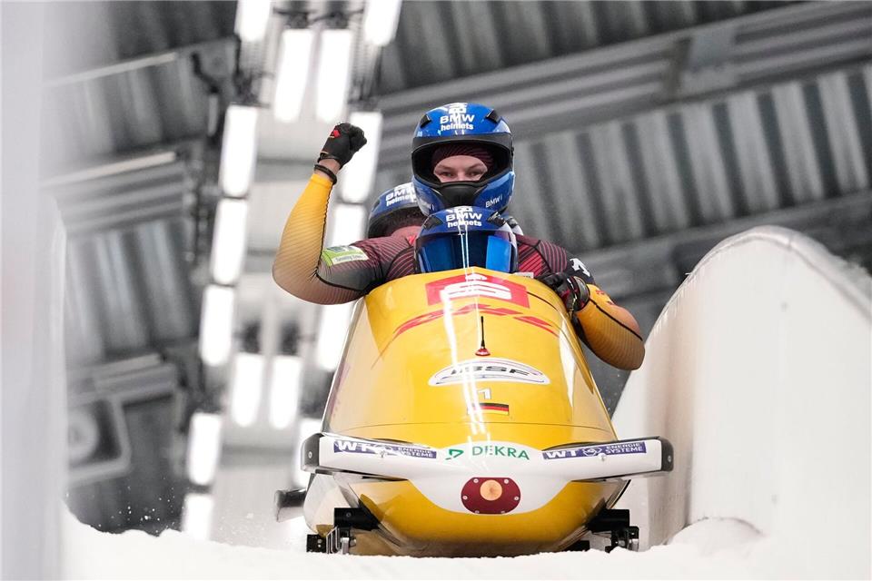 Francesco Friedrich, Tim Becker, Alexander Schueller und Felix Straub aus Deutschland im Viererbob nach dem zweiten Lauf: Francesco Friedrich jubelt über den Sieg. Matthias Schrader/AP/dpa