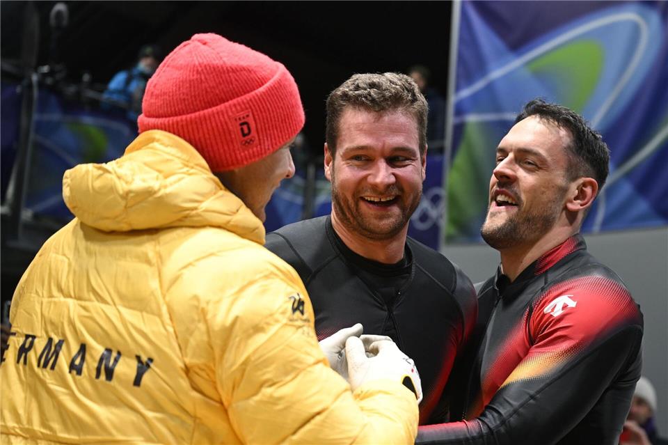 Francesco Friedrich (l) gratulierte als Erster.Robert Michael/dpa