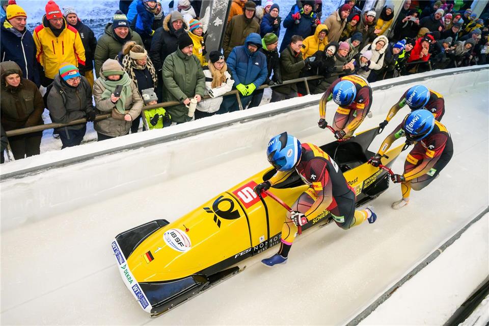 Francesco Friedrich legte beim Viererbob-Weltcup in Winterberg Bestzeit im ersten Lauf vor und gewann am Ende in seinem 100. Rennen.Robert Michael/dpa